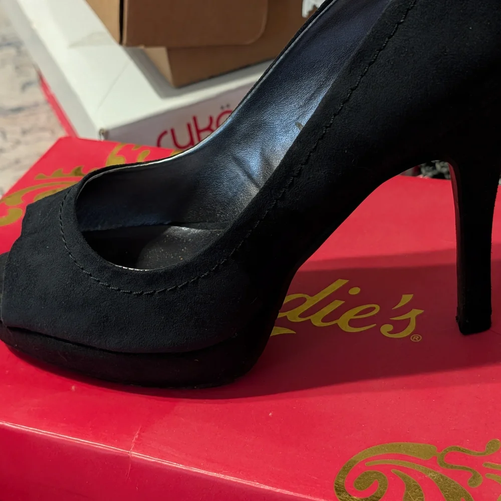 Candie's Elegant Black Heels - Picture 2 of 4
